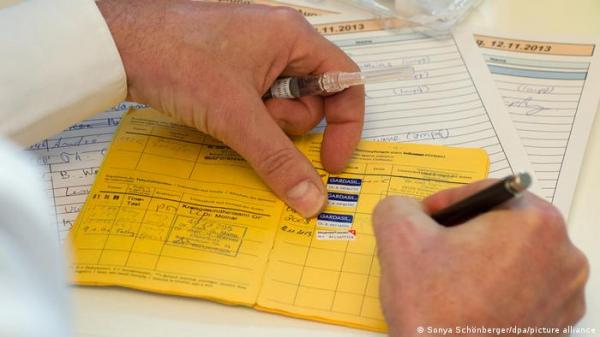 يرفض اللقاح ويريد شهادة بالتطعيم - ألماني يعتدي على فريق طبي