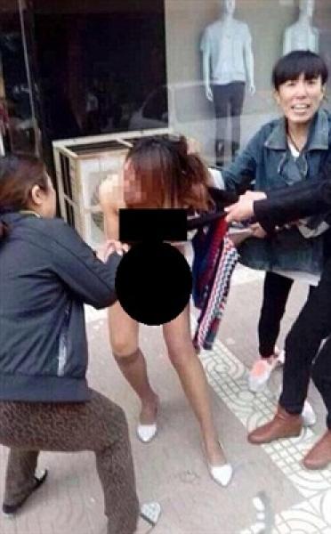 بالفيديو.. صينية تعاقب عشيقة زوجها بتجريدها من ملابسها في الشارع