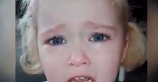 بالفيديو.. رد فعل طريف لطفلة بعد انتهاء الأذان