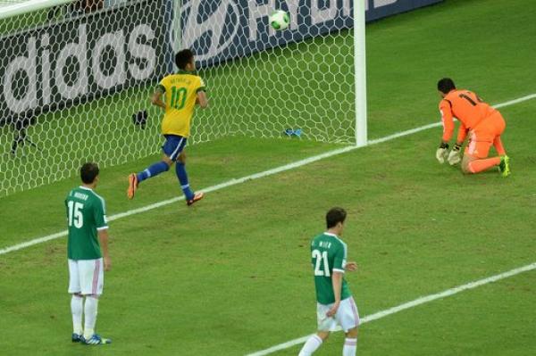 فيديو - البرازيل تعبرالى نصف نهائي كأس القارات من بوابة المكسيك