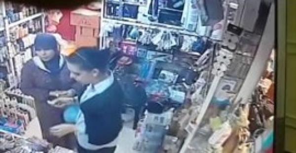 بالفيديو.. لحظة سرقة امرأة هاتفا من داخل محل