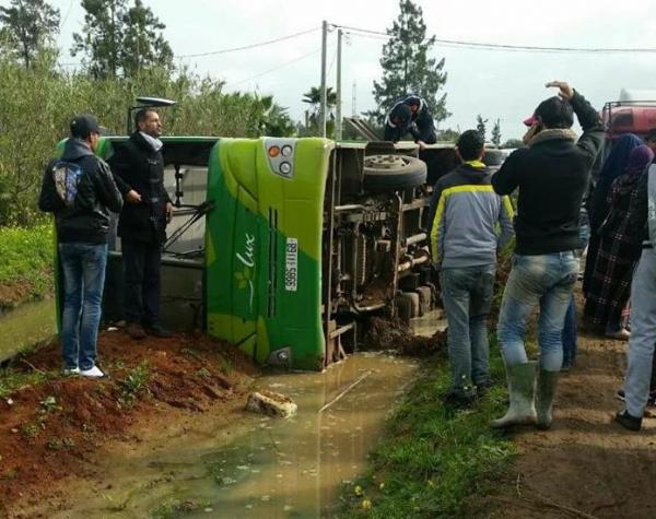 بالفيديو : هذا ما أسفر عنه حادث انقلاب حافلة للنقل الحضري بين بوزنيقة و بنسليمان
