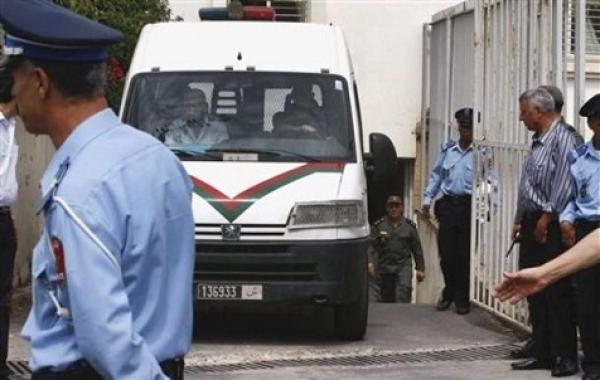 اعتقال 6 أشخاص من بينهم  ضابط أمن بتهمة السرقة و النصب 