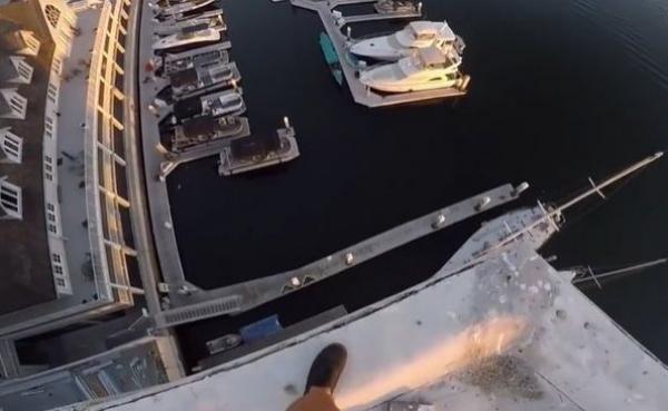 بالفيديو: مغامر يقفز من مبنى شاهق الارتفاع إلى المياه