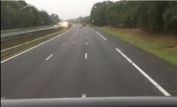 بالفيديو: سائح يصور حادث ارتطام حافلة كان يستقلها