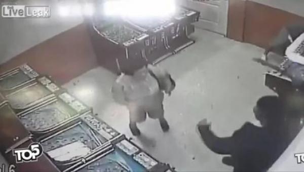 طالبته بـ 1500 جنيه فقطع يدها بالساطور