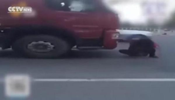 بالفيديو: امرأة تلقي بنفسها أمام شاحنة لخداع شركة التأمين