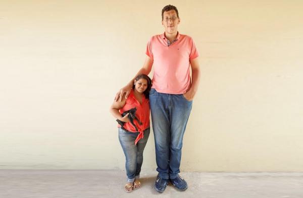 بالفيديو: برازيلي طوله مترين يتزوج فتاة بنصف حجمه