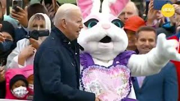 أرنب عيد الفصح يحرج الرئيس الامريكي على المباشر(فيديو)