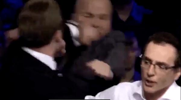 بالفيديو: صحفي يضرب محللاً سياسياً على الهواء مباشرة