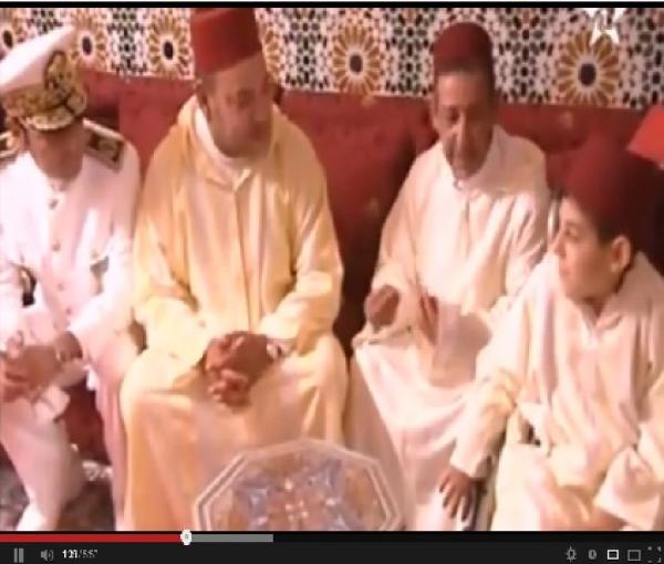 عائلة مغربية تغني للملك محمد السادس
