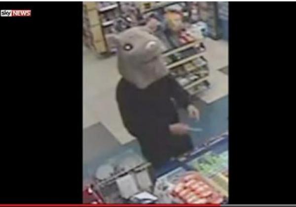 بالفيديو: لحظة اقتحام لص "فأر" متجر والسطو عليه