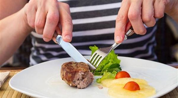 طريقة تناول الطعام تؤثر على الهضم