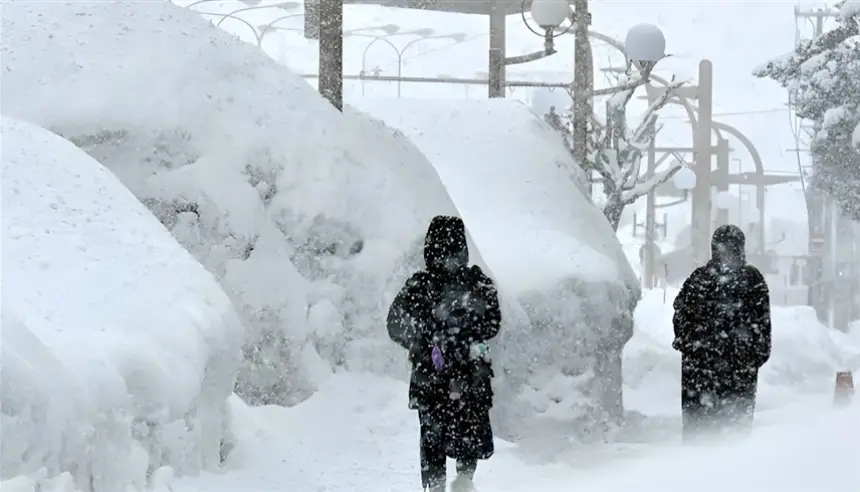 عاصفة ثلجية غير مسبوقة تدفن مدينة يابانية تحت 120 سنتيمترًا من الثلوج