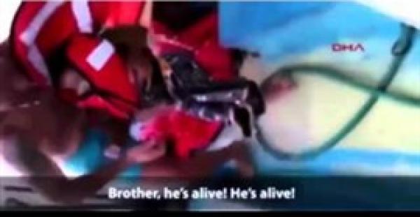 بالفيديو.. صياد تركى ينقذ طفلا سوريا عمره 18 شهرا من الغرق