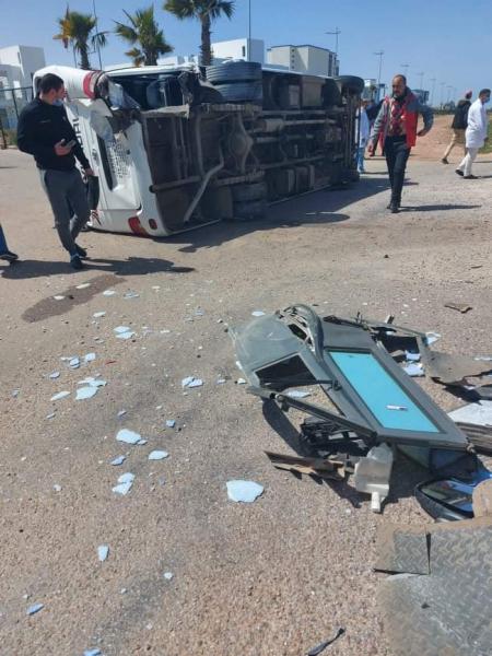 إصابة 19 شخصاً في حادثة سير خطيرة بعد انقلاب حافلة لنقل المستخدمين