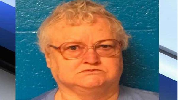 امرأة تراقب تحلل جسد والدتها الميتة داخل بيتها لأشهر!