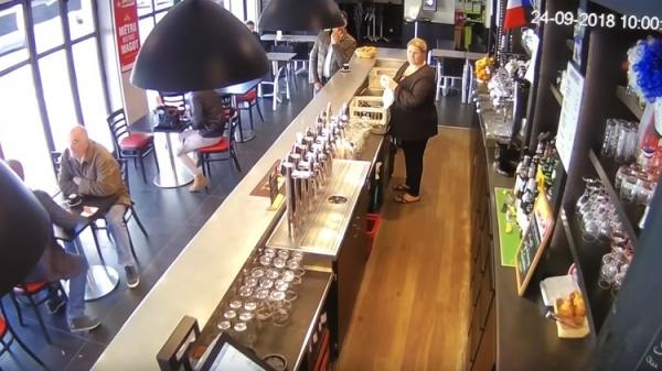 بالفيديو ... فوضى و هلع عقب اقتحام حصان هائج لمقهى فرنسي!