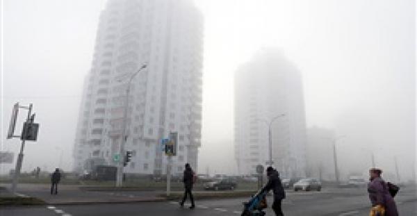 هبوط مخيف لطائرة وسط الضباب (فيديو )