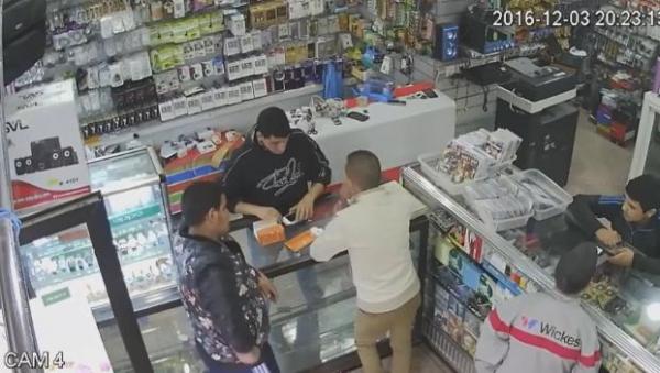 بالفيديو.. طريقة جديدة للسرقة شوفو كيفاش سرق شفار Iphone6 Plus و j7 بثمن 8000DH