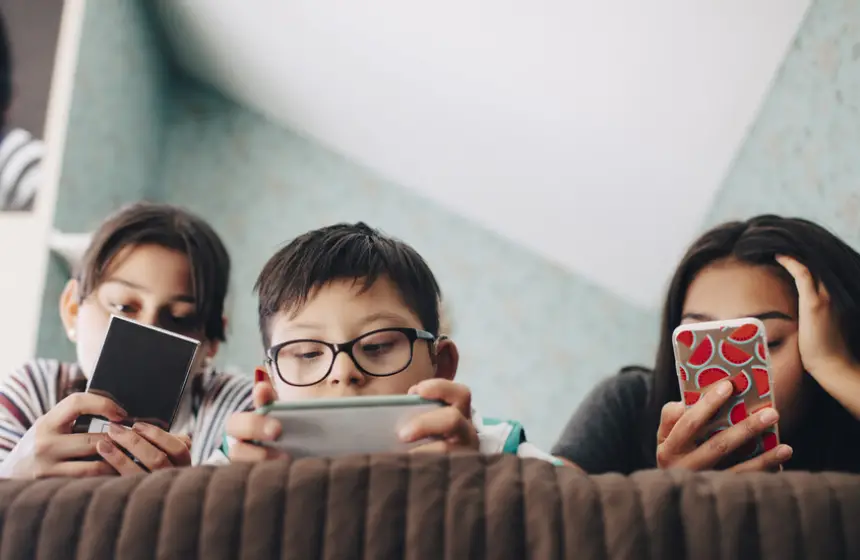 دراسة تُحذر: امتلاك الهاتف الذكي قبل سن 12 يهدد الأطفال بأمراض خطيرة