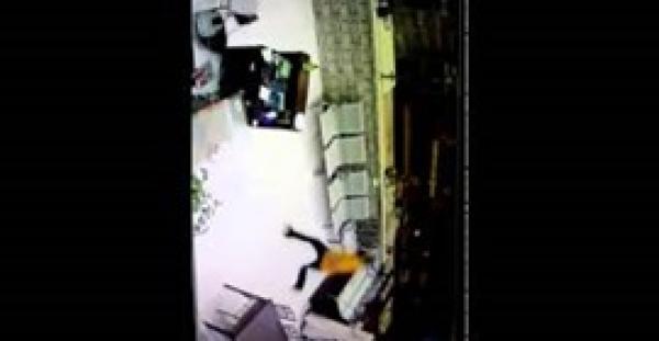 بالفيديو.. شاب يسرق مطعم أمام العمال