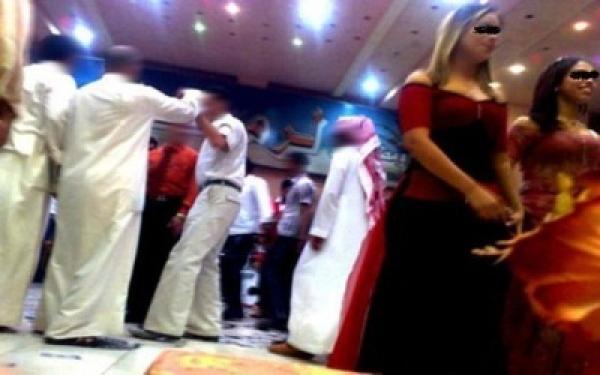 اعتقال مالي تحول من إمام مسجد بالسعودية الى وسيط للدعارة بشاطئ الصخيرات