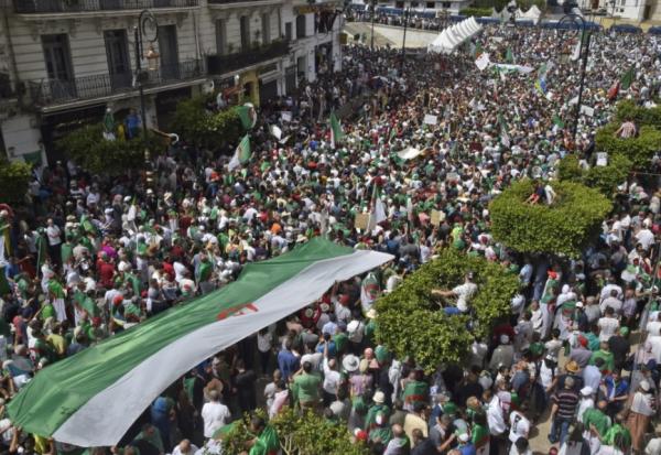 الجزائريون يعودون إلى التظاهر بقوة و هذه هي رسالتهم إلى الرئيس الإنتقالي