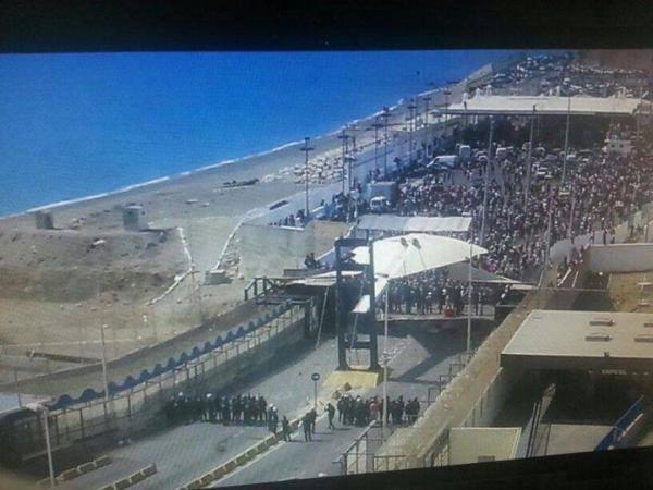 بالفيديو: مواجهات عنيفة بين عشرات المغاربة وعناصر أمن مغاربة وإسبان بمعبر باب سبتة المحتلة