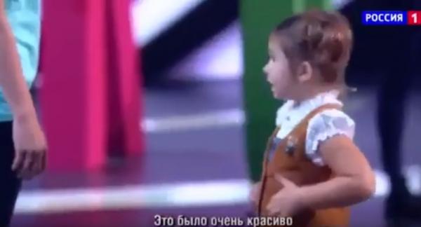 طفلة عبقرية تتكلم 7 لغات من بينها العربية .. ولا أجمل