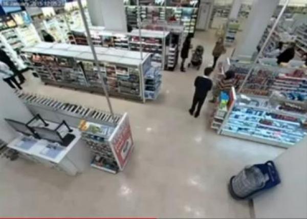 بالفيديو: ستينية تحاول خنق طفل في صيدلية