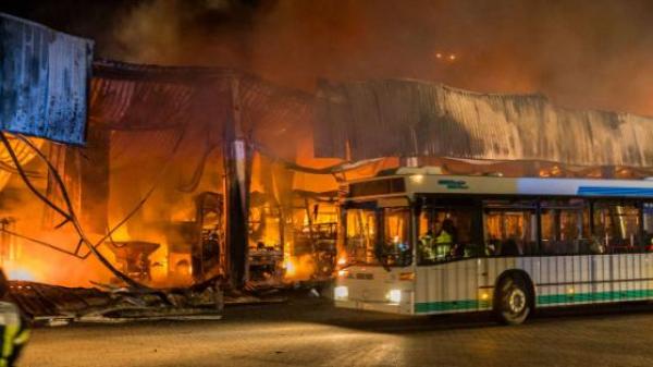 حريق مهول يلتهم 25 حافلة في موقف للحافلات بمدينة هانوفر