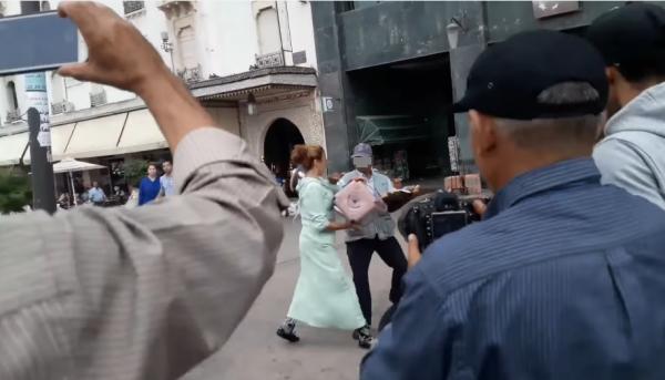 فتاة مضاربة مع رجل بسبب التحرش الجنسي وسط مدينة الدارالبيضاء