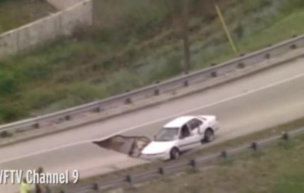 بالفيديو: الأرض تنشق تحت سيارة وتكاد تبتلعها