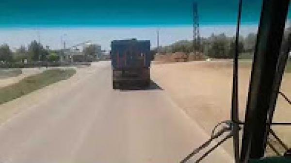 تهور سائق شاحنة ومحاولته التسبب في حادثة اصطدام مع حافلة