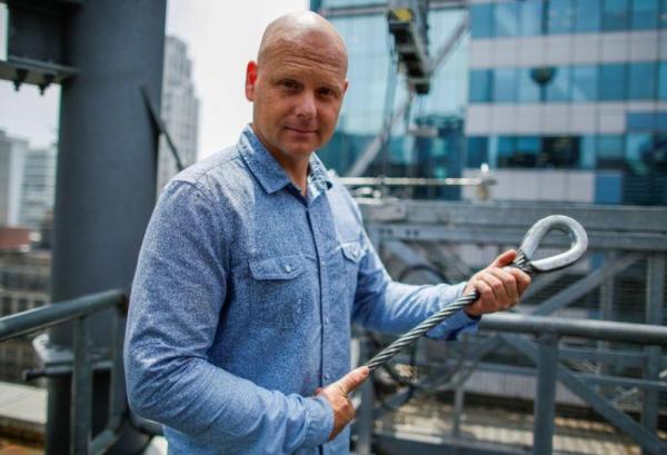 أمريكي يستعد للسير على الحبل فوق بركان نشط على ارتفاع 548 مترا