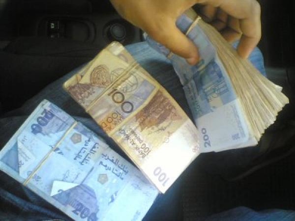 موثقة تهرب إلى أمريكا بملايير زبنائها