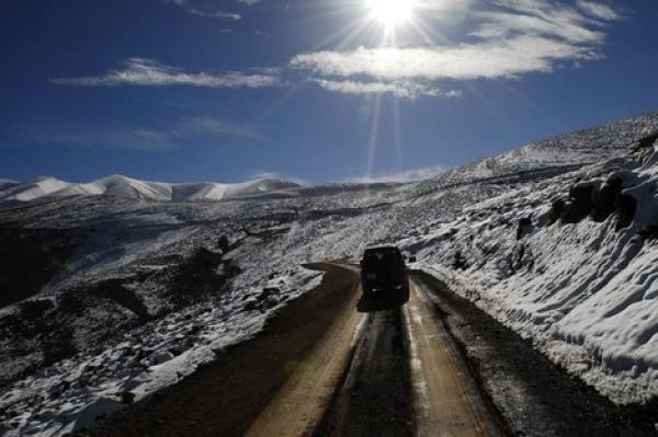 إعادة فتح الطريقة الرابطة بين شفشاون والحسيمة بالكامل بعد ازالة الثلوج 