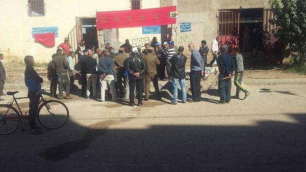 إنزال للسلطات المحلية والقوات العمومية من اجل هدم محلات تجارية ببني ملال ونقل محتجة في حالة إغماء الى المستعجلات