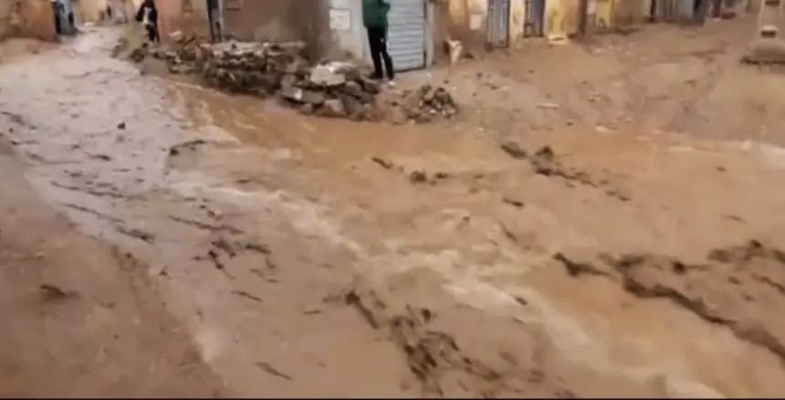 بومية ميدلت تغرق بعد عاصفة رعدية قوية