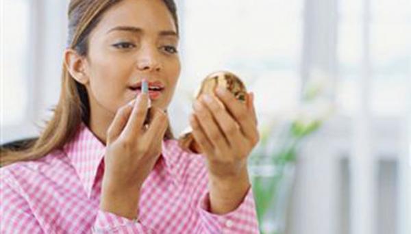 أسرع 16 حيلة لماكياج على الطاير 