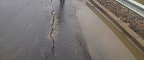 فضيحة بالفيديو.. وضعوا " الكولا" لاخفاء تشققات بطريق تم تدشينها منذ 6 أشهر فقط !