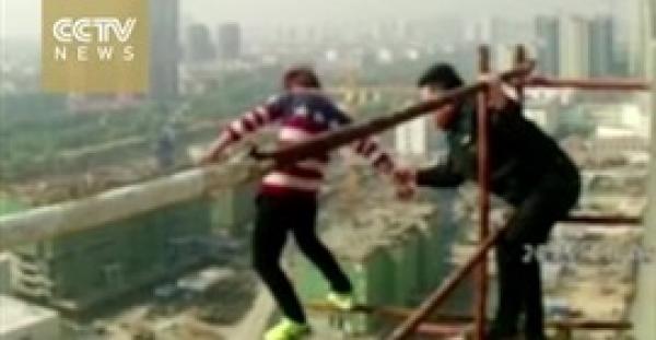 بالفيديو.. شرطى ينقذ شابا حاول الانتحار من سقالة على ارتفاع 60 مترا