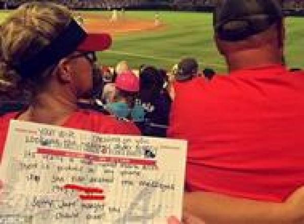 بالفيديو: مشجعتان تكشفان خيانة امرأة لزوجها خلال مباراة بيسبول