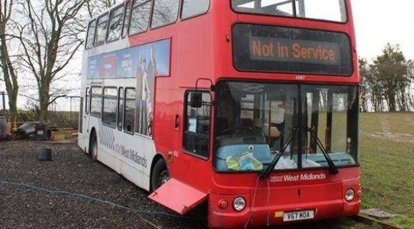 بالفيديو: حافلة بطابقين تتحول إلى ملجأ للمشردين