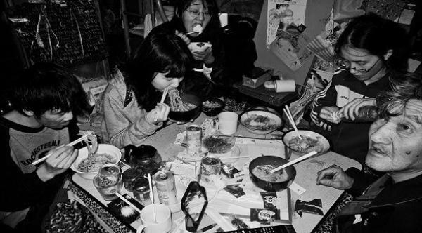 بالصور: هل تصدق أن عائلة من 7 أشخاص تقيم في هذه الغرفة؟