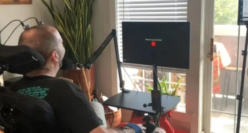 تقنية غير مسبوقة… مريض مصاب بالشلل يتحدث بصوته عبر واجهة دماغ-حاسوب في الزمن الحقيقي