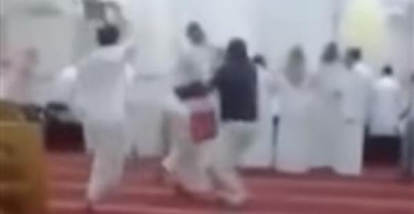 مجموعة من الأشخاص يتشاجرون داخل مسجد بالسعودية