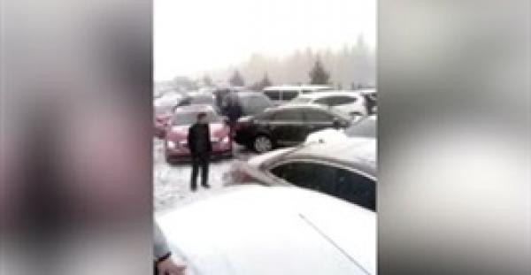 بالفيديو.. لقطات مروعة لاصطدام 100 سيارة بسبب الثلوج