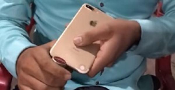 صدمة شاب كسر هاتفه الآيفون أثناء فتحه زجاجة مياه غازية (فيديو)